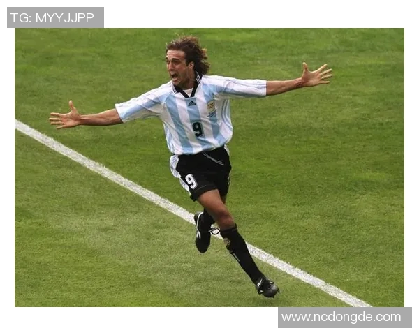 世界足球历史上第一位球星是谁他的传奇故事与影响力探究 世界足球历史上第一位球星是谁他的传奇故事与影响力探究