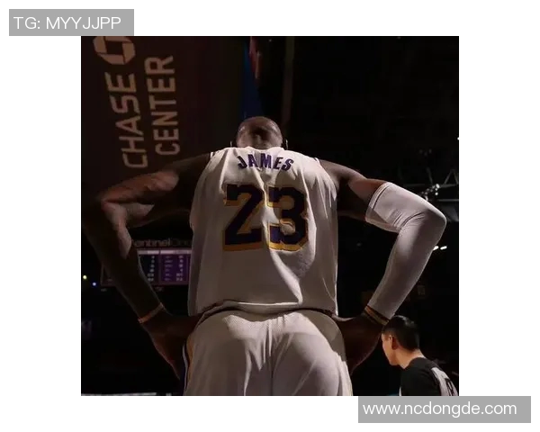 足球与篮球巨星跨界互动的精彩瞬间与友谊碰撞